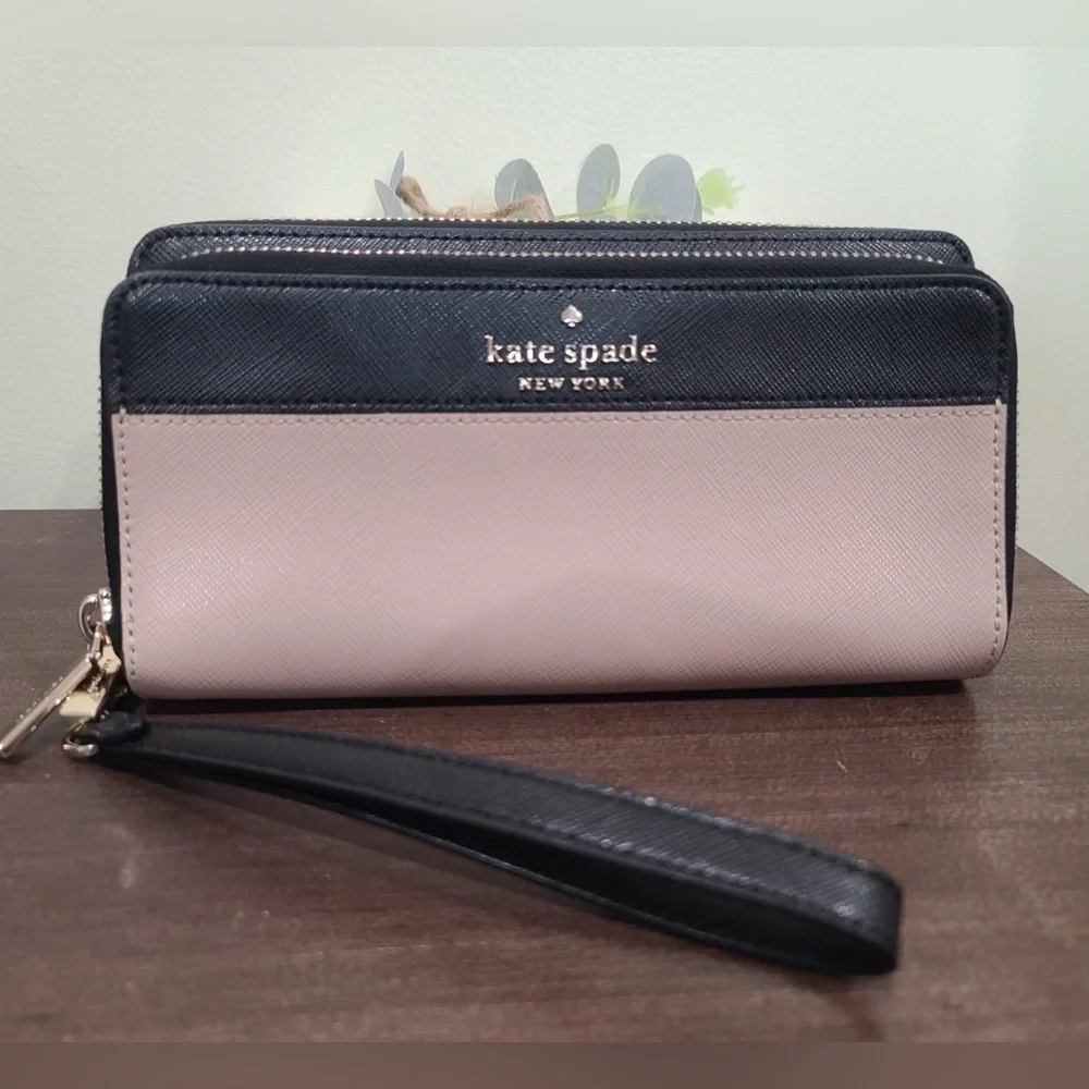 Kate Spade wallet with strap - Picture 2 of 6